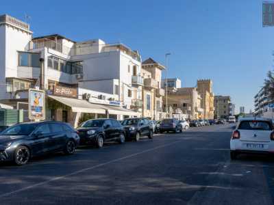 Il suo prospetto svetta infatti su via Umberto Giordano, tra San Cataldo e San Girolamo...